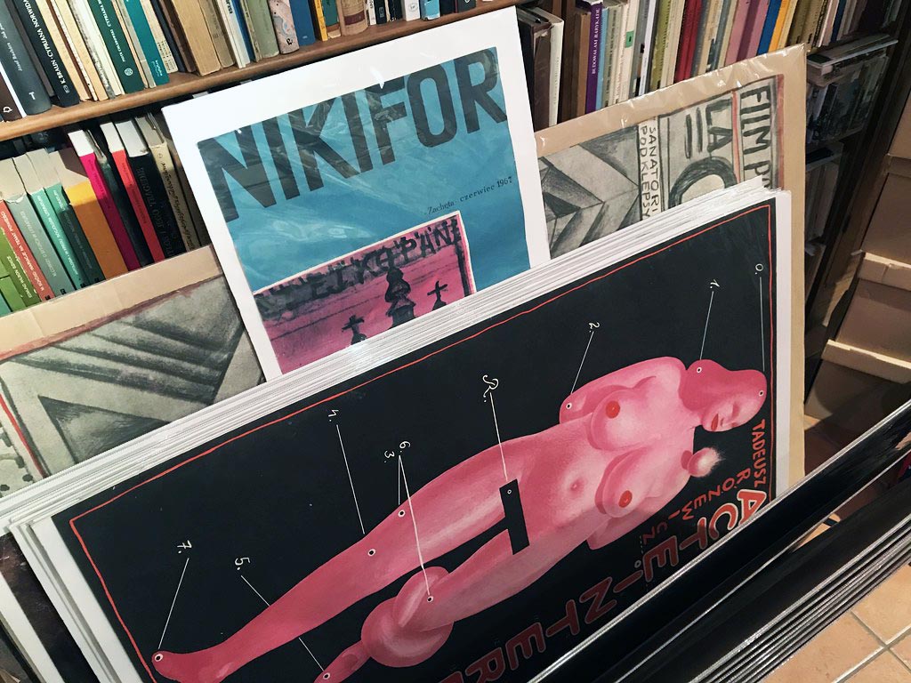 Affiche vintage dans la librairie Kwadryga à Varsovie.