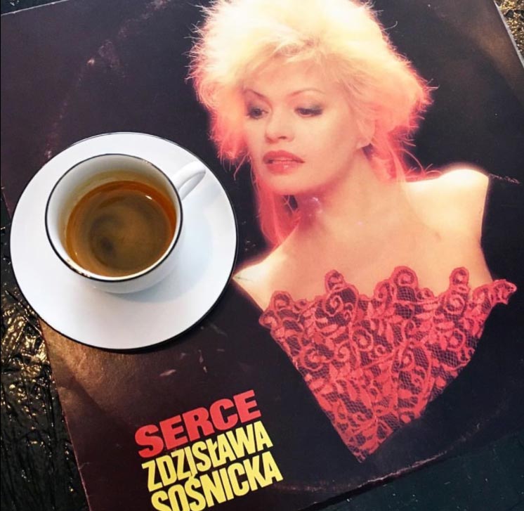 Café Vinyle Hałas + Coffee dans le quartier de Praga à Varsovie.