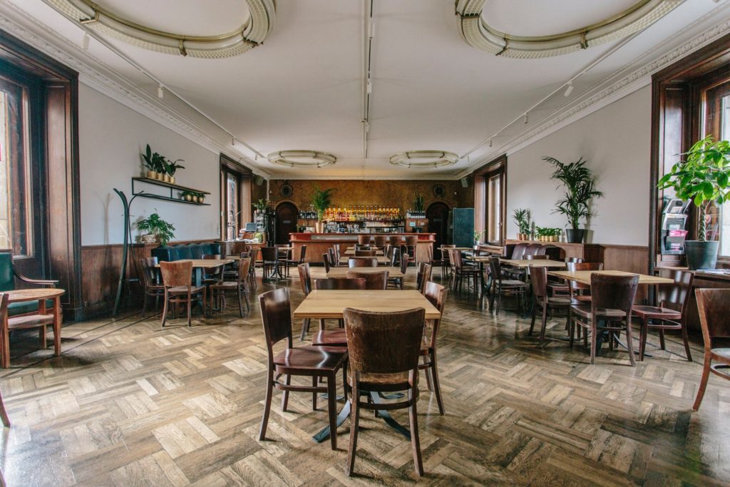 Dans le café Kulturalna du le Palais de la culture et des sciences à Varsovie.