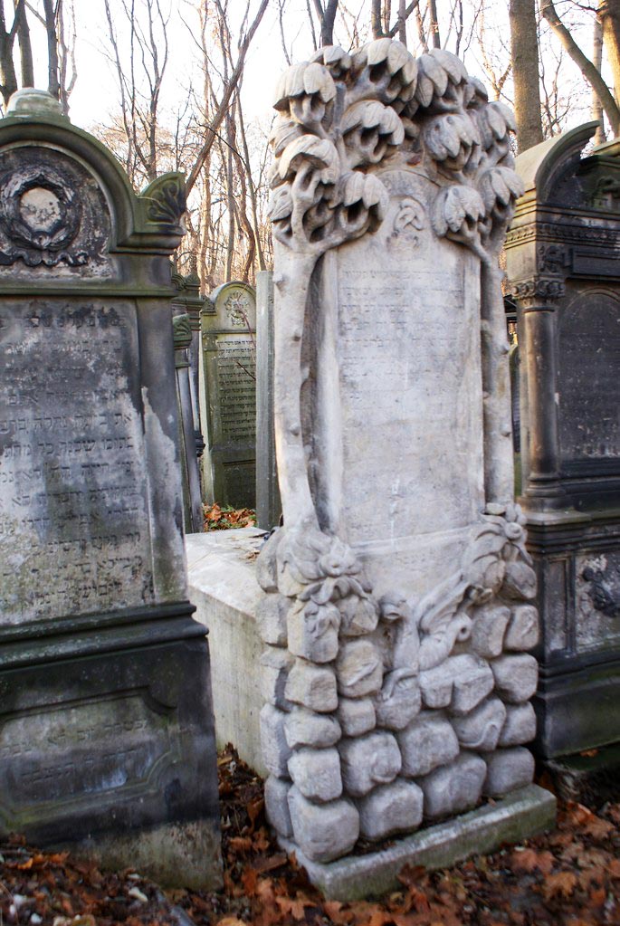 Tombe originale du cimetière juif de Varsovie.