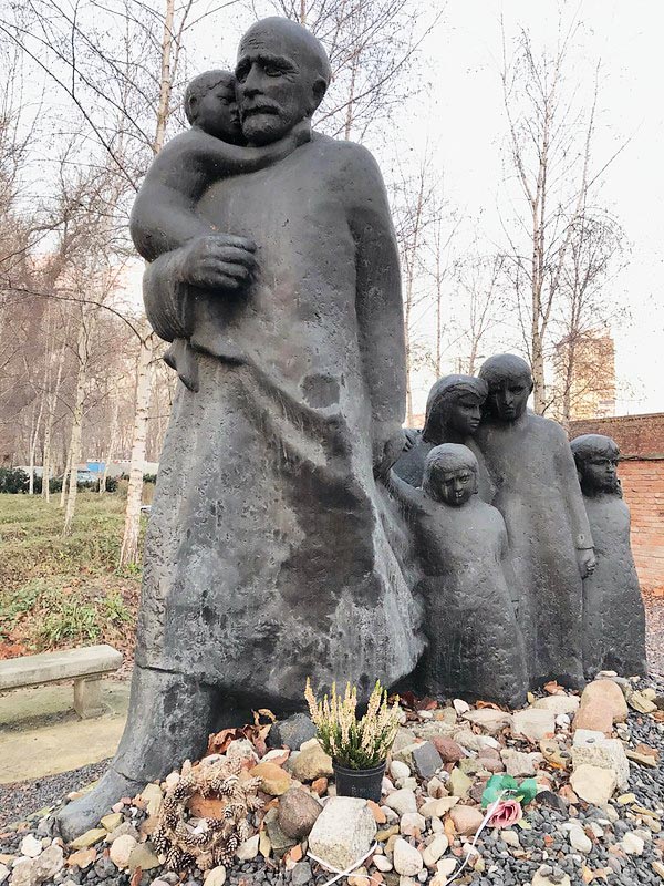 Statue de Korczak et de "ses" enfants dans le cimetière juif de Varsovie.