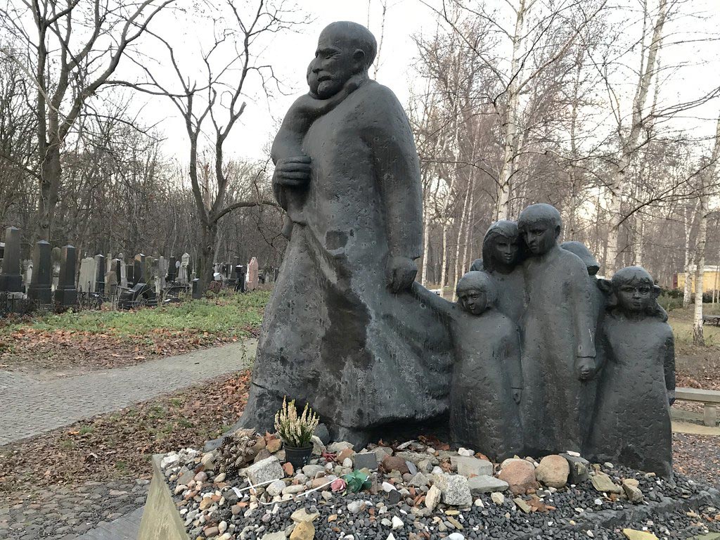 Statue de Korczak et de "ses" enfants dans le cimetière juif de Varsovie.