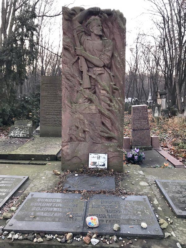 Stèle en l'honneur d'un combattant socialiste (Bund) du ghetto de Varsovie.