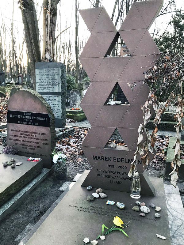 Tombe de Marek Edelman, un des chefs de l'insurrection du ghetto au cimetière juif de Varsovie.