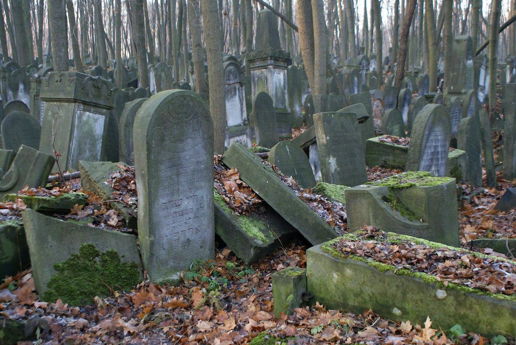 Stèles traditionnelles du cimetière juif Na Okopowej à Varsovie.