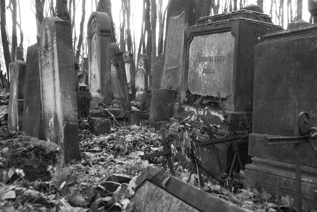 Epitaphe en polonais "Kochanemu bratu, bracia", "A notre frère bien aimé, ses frères" au cimetière juif de Varsovie.