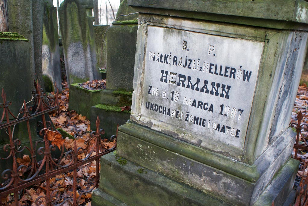 Inscription en polonais disparaissant d'une tombe du cimetière juif de Varsovie.