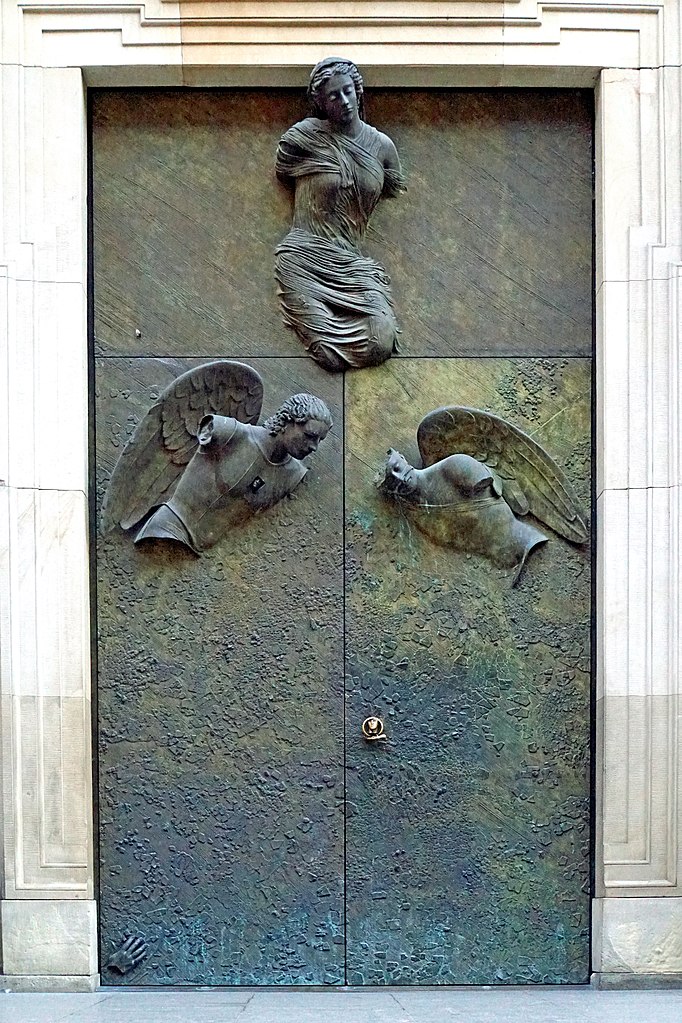 Sculptures d'Igor Mitoraj sur l'église des Jésuites de Varsovie - Photo de Dennis Jarvis