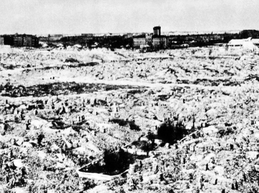 Ruines du ghetto de Varsovie après sa destruction systématique par l'armée allemande.