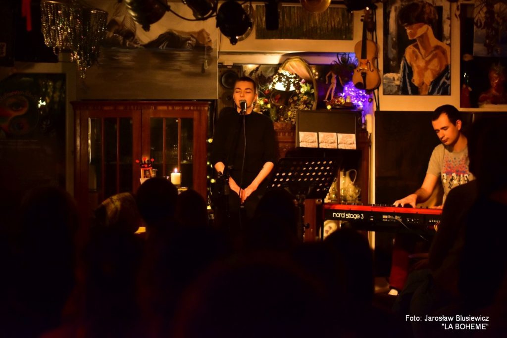 Dans le garage-atelier-salle de concert du Bohême à Varsovie.