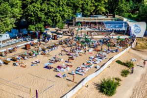 La Playa, beach-party à Varsovie les pieds dans le sable [Praga]