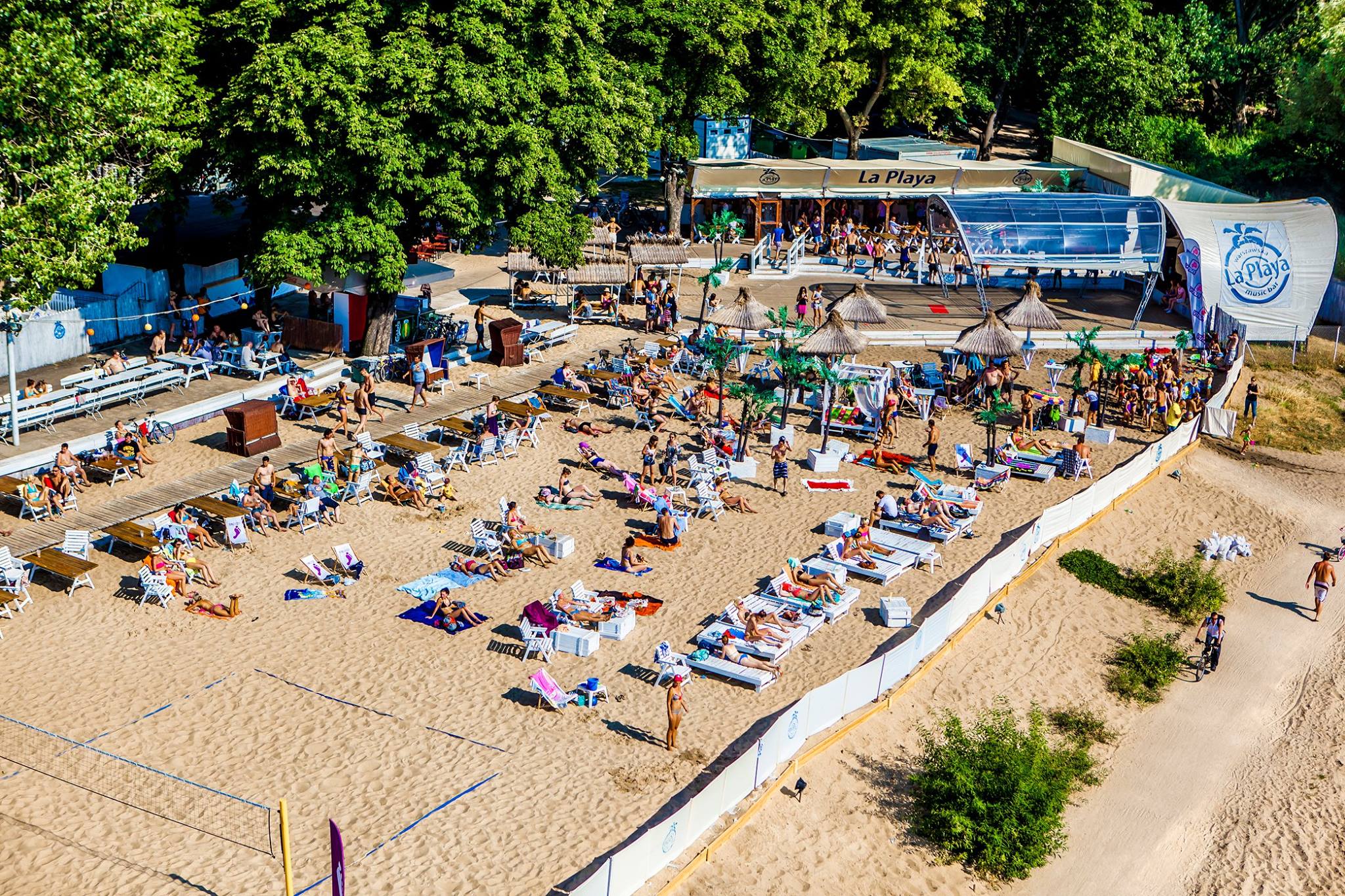 Lire la suite à propos de l’article La Playa, beach-party à Varsovie les pieds dans le sable [Praga]