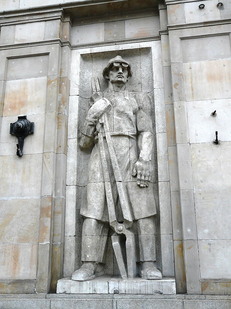 Statue dans le style social réaliste sur le Plac Konstytucji à Varsovie en Pologne. Photo de franek2