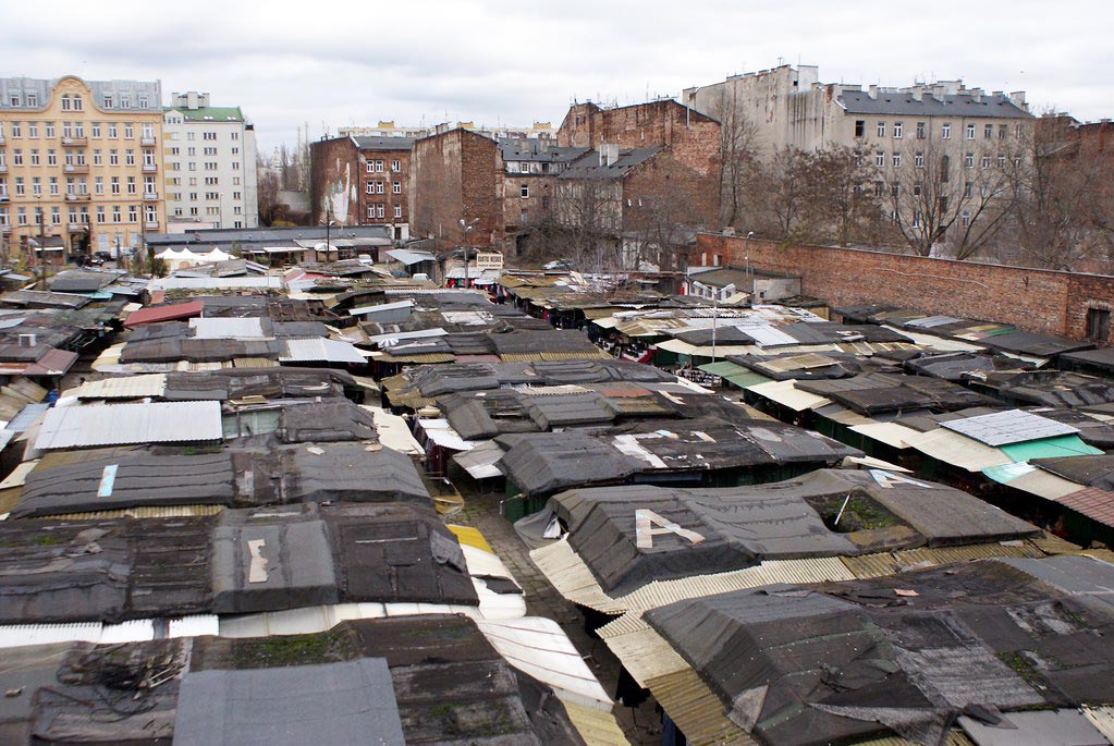 Vue sur le bazar Rozycki depuis le toit-terrasse du Musée de Praga à Varsovie.