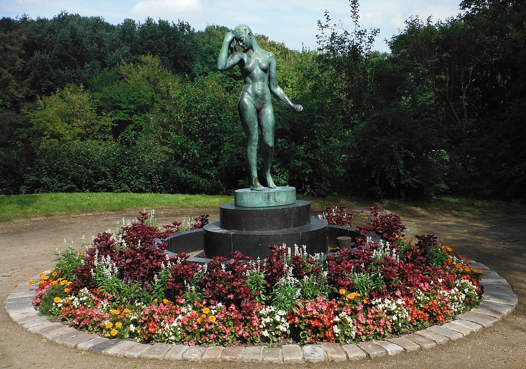 Statue "Kąpiąca się" du parc Skaryszewski à Varsovie. Photo de Tadeusz Rudzki