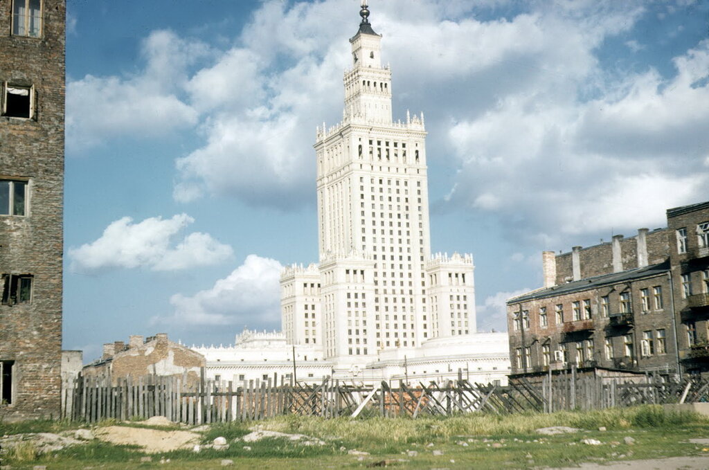 PKiN à sa livraison en 1958 : Blancheur immaculée. Le reste de Varsovie est encore largement en ruine. Photo de John Shultz.