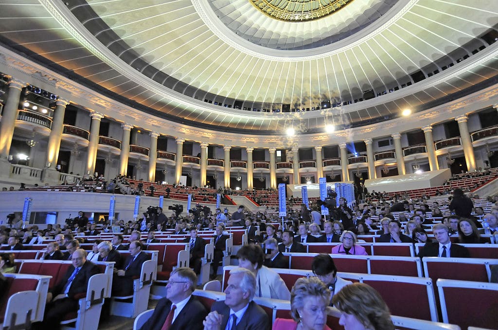 Dans la salle des congrès du Palais de la Culture et des sciences de Varsovie.