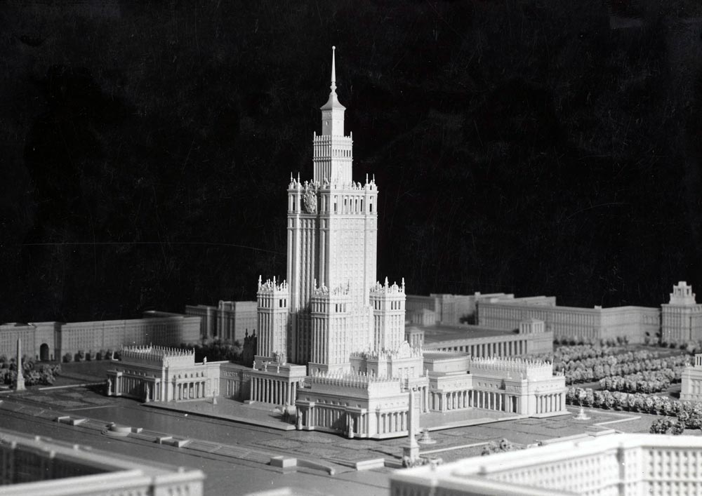 Maquette du complexe du Palais de la Culture à Varsovie.