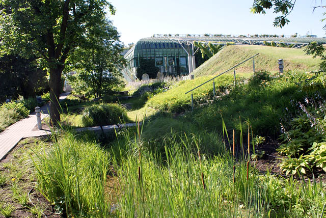 Jardin suspendu de la Bibliothèque universitaire de Varsovie dans le quartier de Powisle.