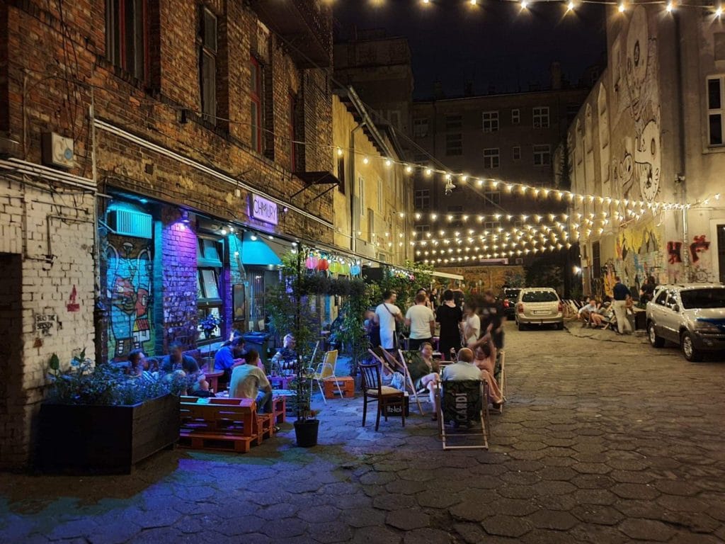 Dans la cour des bars du 11 listopada dans le quartier de Praga à Varsovie.