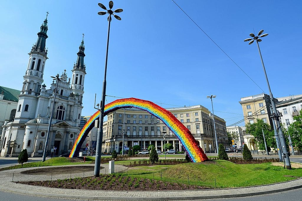 Place Zbawiciela (Saint Sauveur) dans le quartier Srodmiescie Sud de Varsovie et son célèbre arc en ciel devenu le point de crispation entre conservateurs et progressistes. Photo de Adrian Grycuk