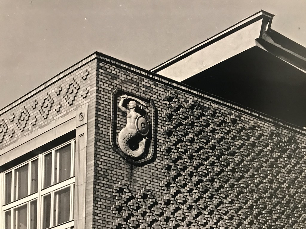 Sirène de Varsovie sur un bâtiment du quartier de Praga.