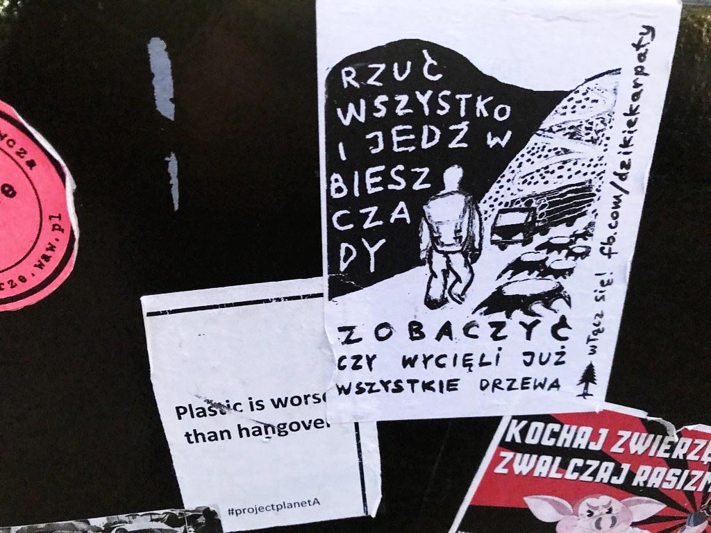 Affiche près d'un squat à Varsovie : "Lâche tout, et pars dans les Biesczady - Voir s'ils sont déjà découpé tous les arbres". A voir : facebook.com/dzikiekarpaty