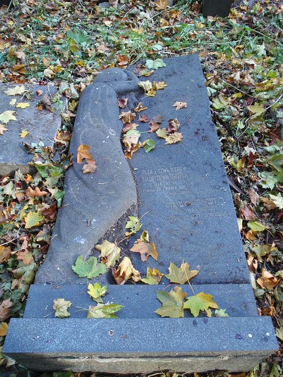 Sculpture d'Abraham Ostrzeg pour Roza Orzech dans le cimetière juif de Varsovie - Photo de Mzungu