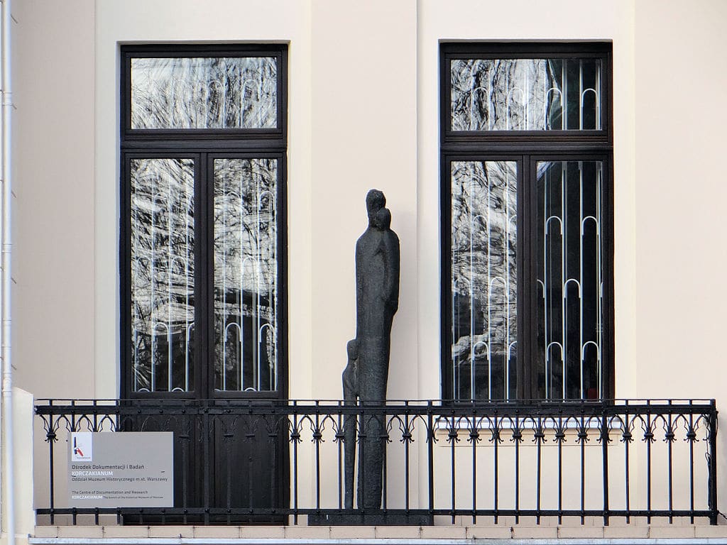 Statue de Janusz Korczak sur la Jaktorowska 6 à Varsovie. Photo de Jolanta Dyr Statue de Janusz Korczak sur la Jaktorowska 6 à Varsovie. Photo de Jolanta Dyr