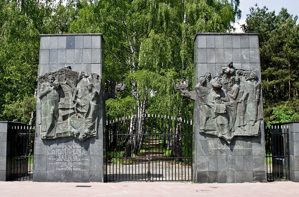 Entrée monumentale du cimetière juif de Brodno à Varsovie. Photo de Nikodem Nijaki