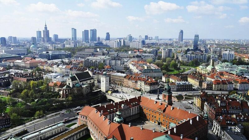 > Vue panoramique Varsovie avec le Chateau Royal et la Vieille Ville au premier plan. Photo de Lemarx.