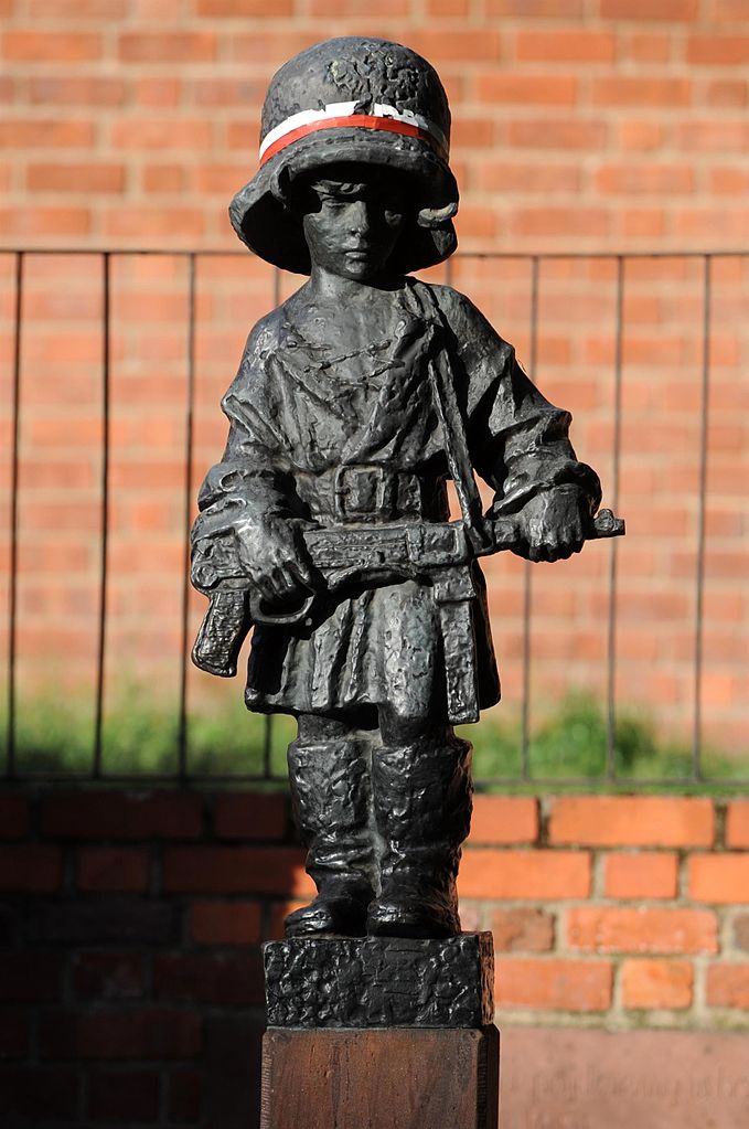 Statue du petit insurgé à Varsovie ou Antek - Photo de Cezary Piwowarski - Licence ccbysa 4.0, 3.0, 2.5, 2.0, 1.0