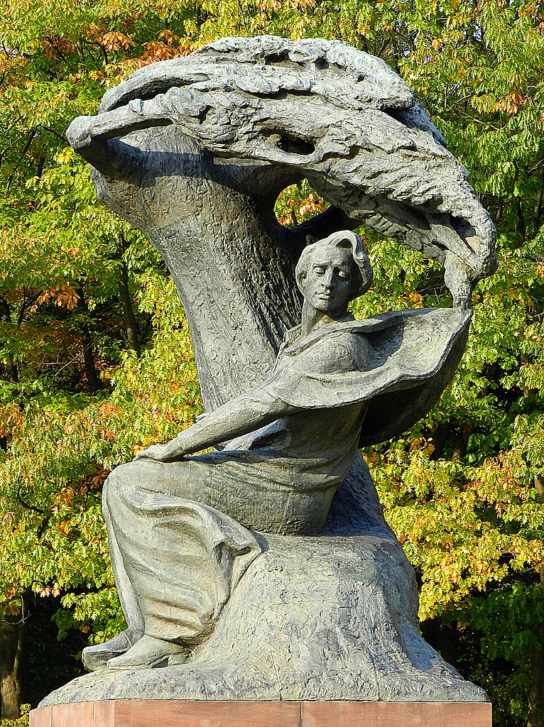 Statue de Chopin dans le parc de Lazienki à Varsovie - Photo de Bartosz Morag - licence ccbysa 3.0