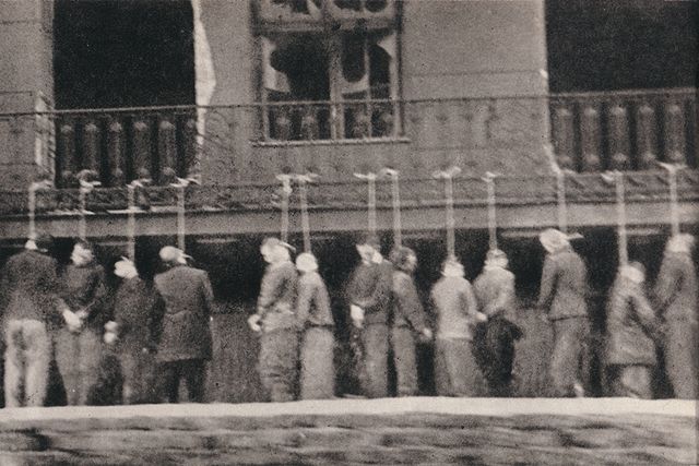 Prisonniers polonais pendus en 1944 à la prison Pawiak à Varsovie. Photo prise par la résistance depuis un tramway.