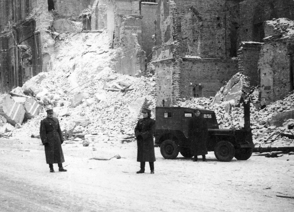 Krakowskie Przedmiescie sur le tracé royal de Varsovie en 1945. L'armée déployée prévient le pillage.