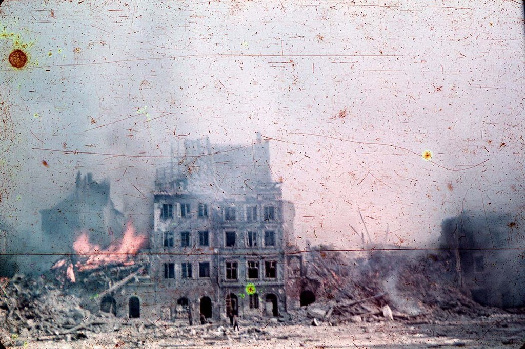 Varsovie en ruine pendant l'insurrection de 1944. Photo d'Ewa Faryaszewska