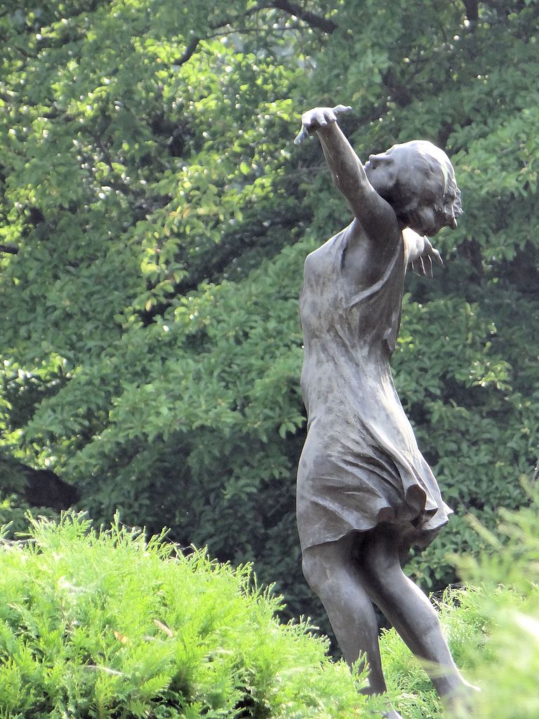 Statue "Tancerka" de Stanislaw_Jackowski au parc Skaryszewski à Varsovie. Photo de Jolanta Dyr