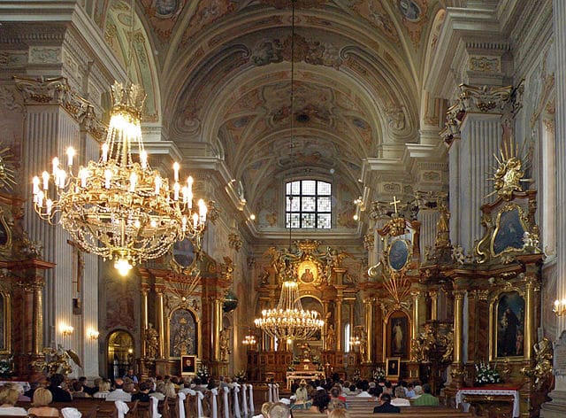 Intérieur baroque de l'église Saint Anne à Varsovie. Photo d'Alina Zienowicz.