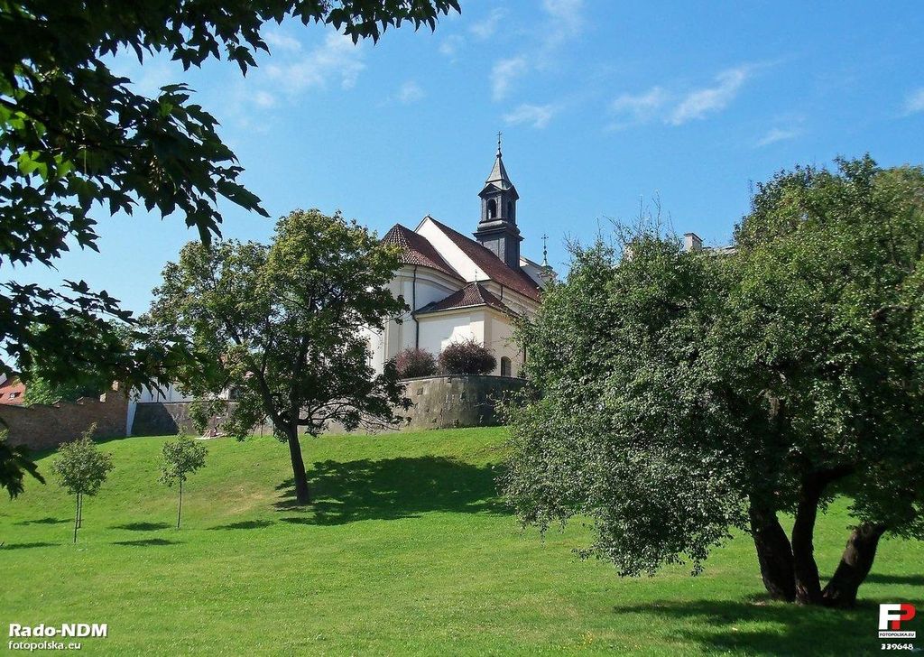 Eglise św. Benona vue sur la rive de la Vistule dans la Nouvelle Ville de Varsovie - Photo de fotopolska.eu / Rado NDM