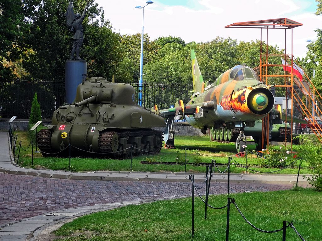 Tank et avion dans le musée de l'armée polonaise à Varsovie - Photo de Валерий Дед