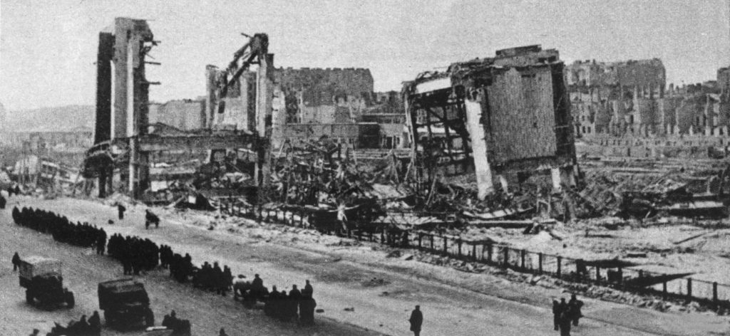 Ruines de l'ancienne gare centrale de Varsovie en 1945.