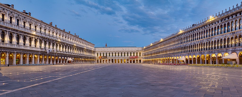 Place Saint Marc à Venise avec les trois Procuraties, le musée Correr est au bout. Photo de Benh Lieu Song