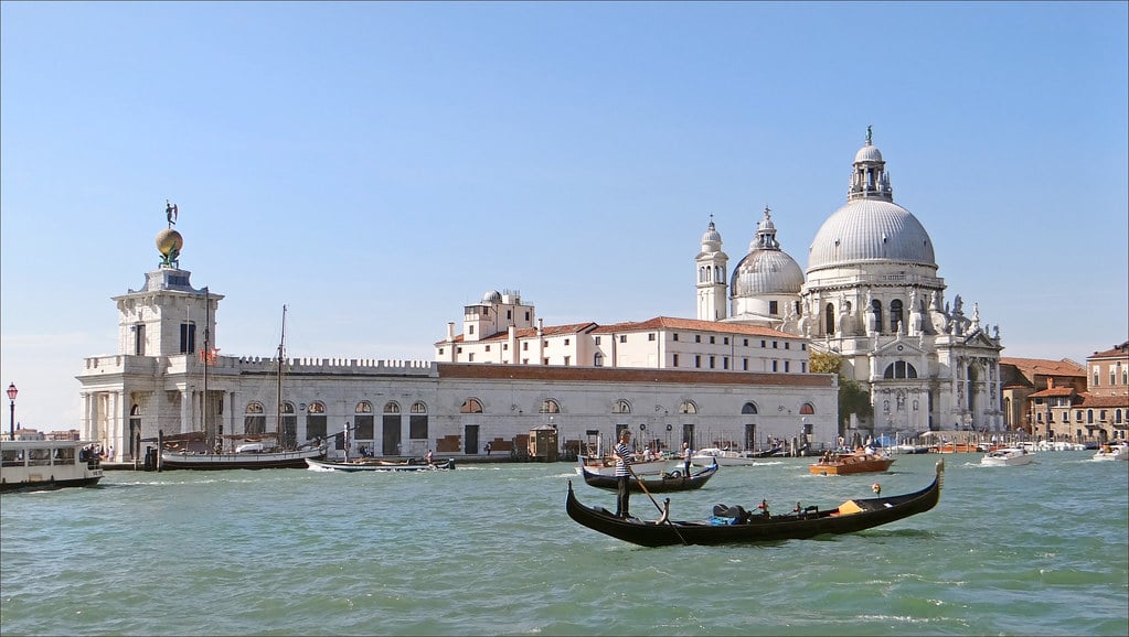 Lieux d'exposition de la Fondation Pinault à Venise : Pointe de la Douane à gauche de l'église Notre Dame de la Salute - Photo de Dalbera