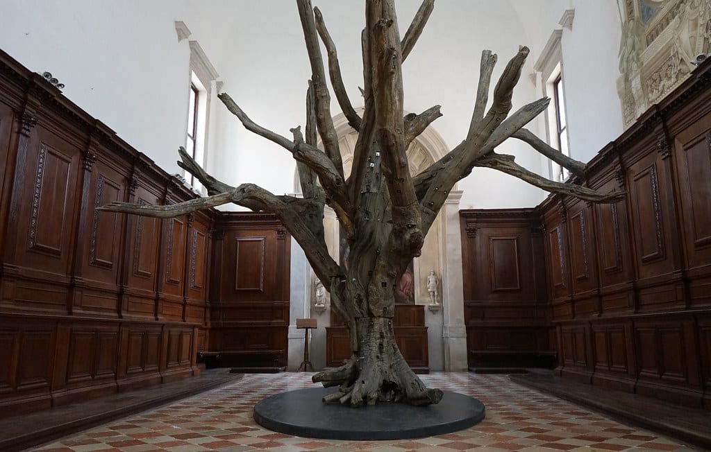 "Arbre recomposé" d'Ai Weiwei lors de la Biennale d'art contemporain de Venise en 2022. Dans l'Abbaye San Giorgio Maggiore.