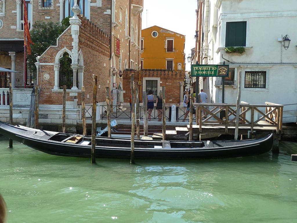 Arrêt de traghetto sur le Grand Canal de Venise - Photo d'Abxbay