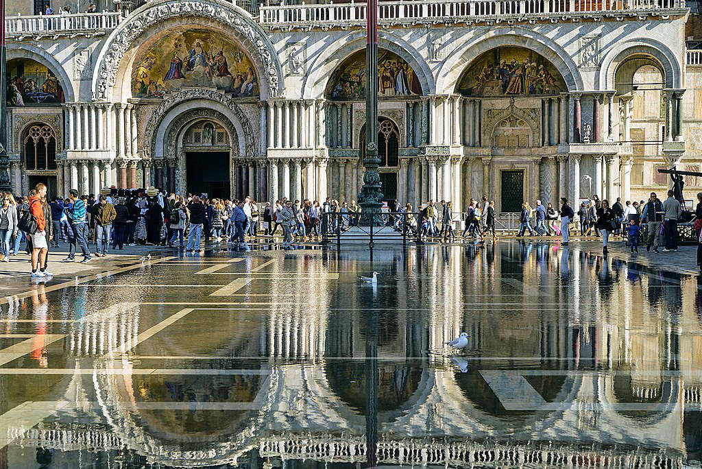 Acqua alta à Venise sur la place Saint Marc - Photo de Pedro Szeely - Licence CCBYSA 2.0