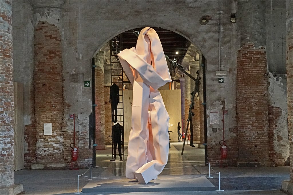 Biennale de Venise 2019 : Baigneuse, sculpture de Carol Bove - Photo de Dalbera