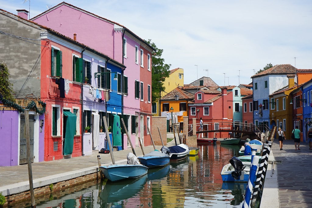 Ambiance arc-en-ciel avec une explosion de couleurs sur l'île de Burano (accessible en vaporetto depuis Venise).
