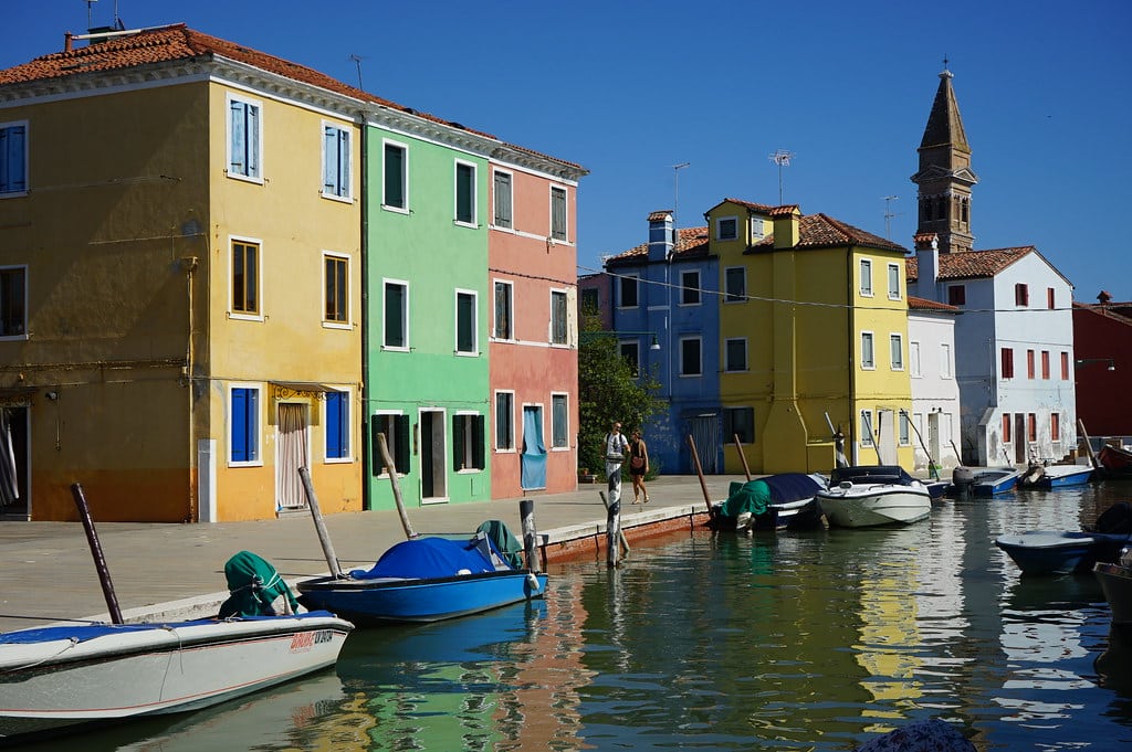 Sur les rives de Fondamenta Pescheria avec le Campanile Storto à Burano (dans la lagune de Venise).
