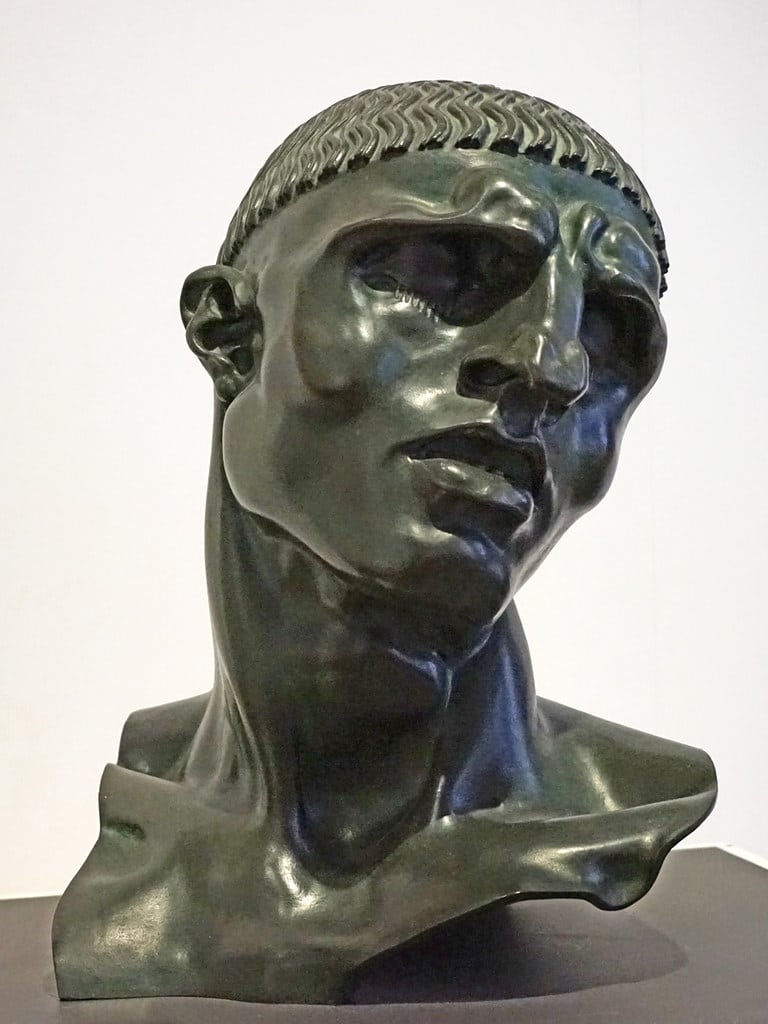 Sculpture d'un personnage antique d'Adolfo Wildt au musée d'art moderne Ca'Pesaro de Venise - Photo de Dalbera